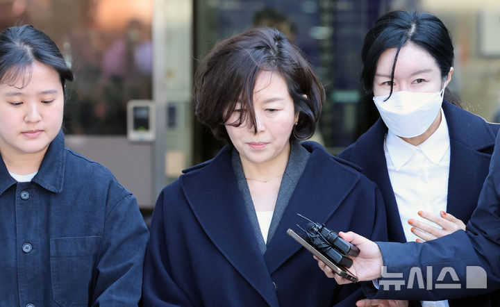 [서울=뉴시스] 조성우 기자 = 공천 헌금 의혹을 받는 김경 전 서울시의원이 3일 서울 서초구 서울중앙지방법원에서 열린 구속 전 피의자 심문(영장실질심사)을 마치고 청사를 나서고 있다. 2026.03.03. xconfind@newsis.com