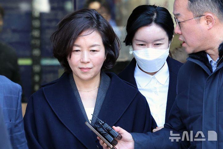 [서울=뉴시스] 조성우 기자 = 공천 헌금 의혹을 받는 김경 전 서울시의원이 3일 서울 서초구 서울중앙지방법원에서 열린 구속 전 피의자 심문(영장실질심사)을 마치고 청사를 나서고 있다. 2026.03.03. xconfind@newsis.com