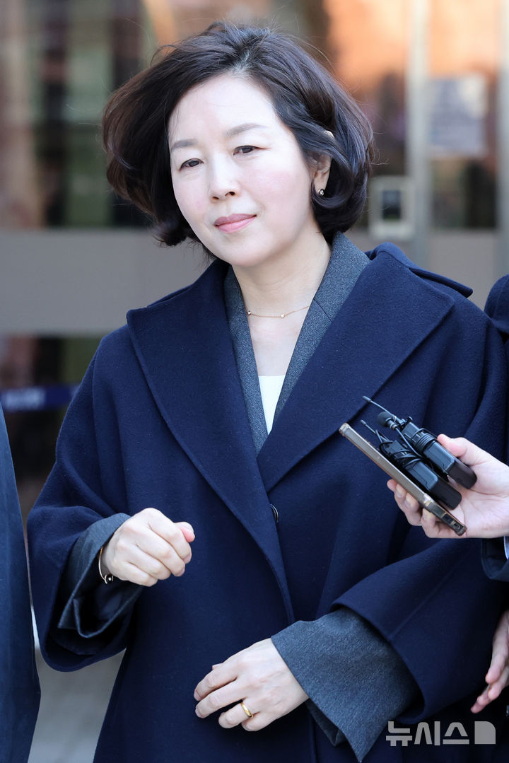 [서울=뉴시스] 조성우 기자 = 공천 헌금 의혹을 받는 김경 전 서울시의원이 3일 서울 서초구 서울중앙지방법원에서 열린 구속 전 피의자 심문(영장실질심사)을 마치고 청사를 나서고 있다. 2026.03.03. xconfind@newsis.com