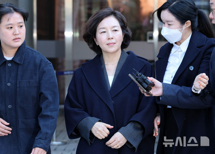 [서울=뉴시스] 조성우 기자 = 공천 헌금 의혹을 받는 김경 전 서울시의원이 3일 서울 서초구 서울중앙지방법원에서 열린 구속 전 피의자 심문(영장실질심사)을 마치고 청사를 나서고 있다. 2026.03.03. xconfind@newsis.com