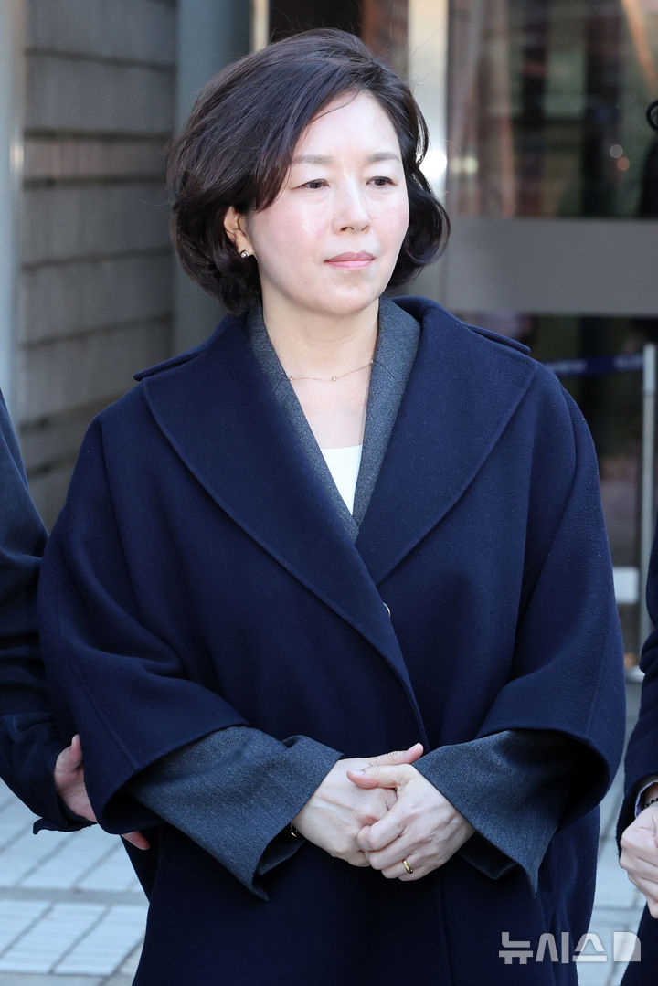 [서울=뉴시스] 조성우 기자 = 공천 헌금 의혹을 받는 김경 전 서울시의원이 3일 서울 서초구 서울중앙지방법원에서 열린 구속 전 피의자 심문(영장실질심사)을 마치고 청사를 나서고 있다. 2026.03.03. xconfind@newsis.com