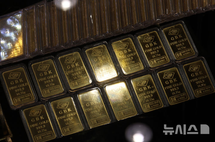 [서울=뉴시스] 이영환 기자 = 중동 전쟁에 대표 안전 자산인 금값이 오르고 있는 3일 오후 서울 종로구 귀금속 상가에 골드바가 진열되어 있다. 2026.03.03. 20hwan@newsis.com