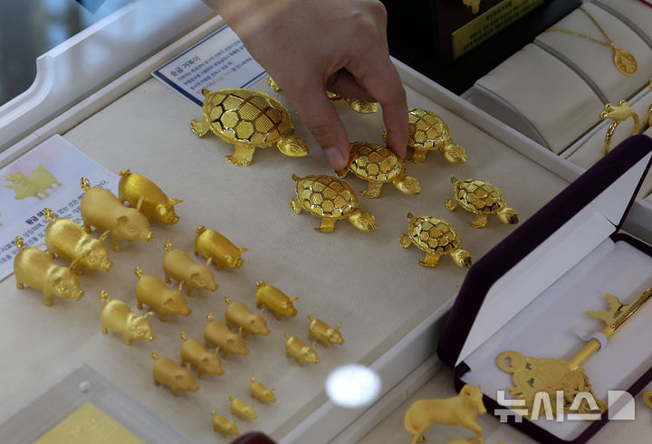 [서울=뉴시스] 이영환 기자 = 중동 전쟁에 대표 안전 자산인 금값이 오르고 있는 3일 오후 서울 종로구 한국금거래소에서 직원이 금 제품을 선보이고 있다. 2026.03.03. 20hwan@newsis.com