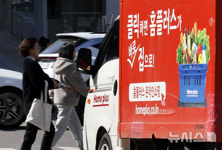 [서울=뉴시스] 김혜진 기자 = 서울회생법원이 기업회생 절차를 밟고 있는 홈플러스의 회생계획안 가결 기간을 2개월 연장했다. 대주주인 MBK파트너스가 1000억원 상당의 긴급 자금을 투입하면서 홈플러스는 경영 정상화를 위한 시간을 벌게 됐다. 서울회생법원 제4부(재판장 정준영 법원장)는 3일 홈플러스 측이 전날 제출한 가결 기간 연장 신청을 받아들이고, 오는 5월 4일까지 기간을 2개월 연장했다. 사진은 이날 서울 시내 한 홈플러스 매장 앞으로 홈플러스 트럭이 지나가고 있다. 2026.03.03. jini@newsis.com