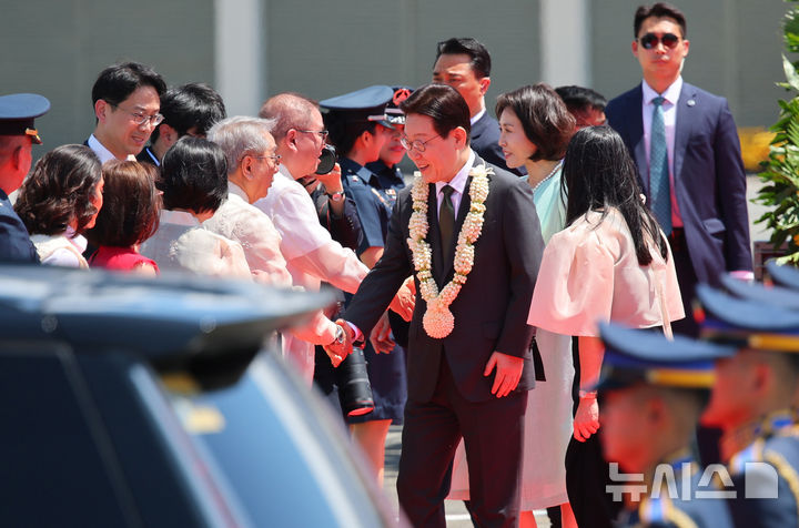[마닐라=뉴시스] 최동준 기자 = 필리핀을 국빈 방문한 이재명 대통령과 김혜경 여사가 3일(현지 시간) 마닐라 빌라모어 군 공항에 도착해 환영 인사들과 인사하고 있다. 2026.03.03. photocdj@newsis.com