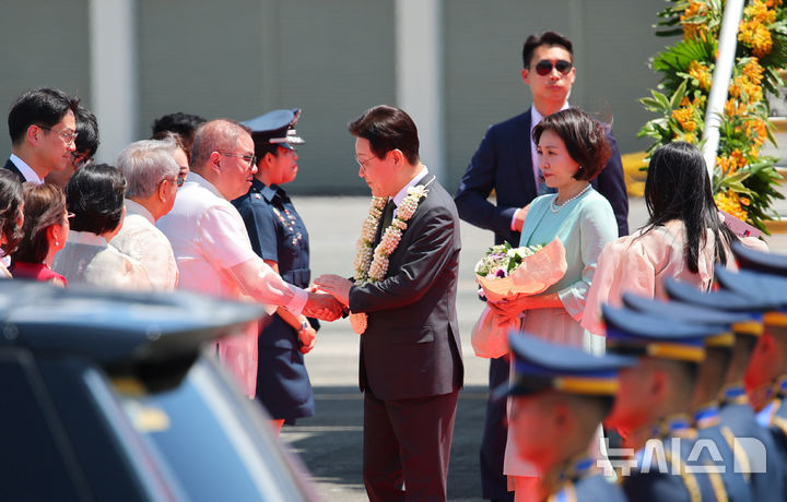 [마닐라=뉴시스] 최동준 기자 = 필리핀을 국빈 방문한 이재명 대통령과 김혜경 여사가 3일(현지 시간) 마닐라 빌라모어 군 공항에 도착해 환영 인사들과 인사하고 있다. 2026.03.03. photocdj@newsis.com