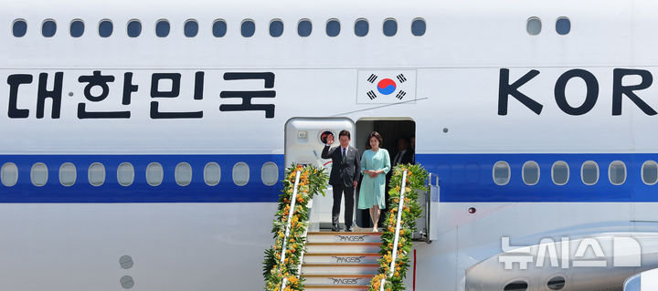 [마닐라=뉴시스] 최동준 기자 = 필리핀을 국빈 방문한 이재명 대통령과 김혜경 여사가 3일(현지 시간) 마닐라 빌라모어 군 공항에 도착해 인사하고 있다. 2026.03.03. photocdj@newsis.com