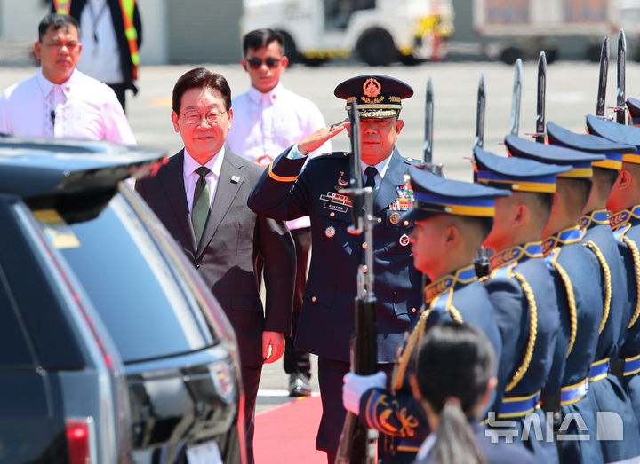 [마닐라=뉴시스] 최동준 기자 = 필리핀을 국빈 방문한 이재명 대통령이 3일(현지 시간) 마닐라 빌라모어 군 공항에 도착해 이동하고 있다. 2026.03.03. photocdj@newsis.com