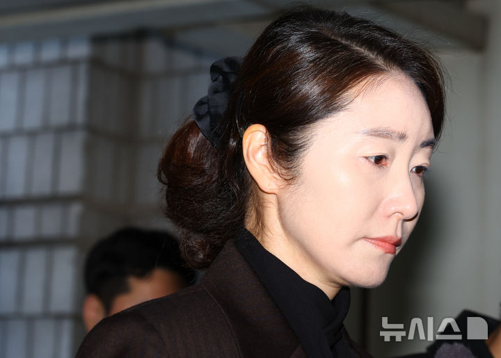 [서울=뉴시스] 황준선 기자 = 공천 헌금 1억 원을 수수한 혐의를 받는 강선우 무소속 의원이 3일 오후 서울 서초구 서울중앙지방법원에서 열린 구속 전 피의자 심문(영장실질심사)에 출석하고 있다. 2026.03.03. hwang@newsis.com