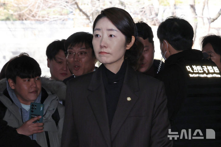 [서울=뉴시스] 조성우 기자 = 공천 헌금 1억 원을 수수한 혐의를 받는 강선우 무소속 의원이 3일 오후 서울 서초구 서울중앙지방법원에서 열린 구속 전 피의자 심문(영장실질심사)에 출석하고 있다. 2026.03.03. xconfind@newsis.com