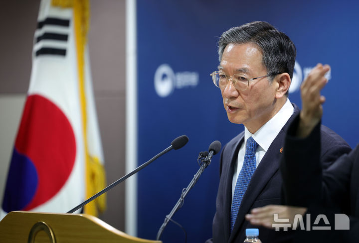 [과천=뉴시스] 홍효식 기자 = 정성호 법무부 장관이 3일 오후 경기도 과천시 정부과천청사 법무부 브리핑실에서 2030 이민정책 미래전략을 발표하고 있다. 2026.03.03. yesphoto@newsis.com