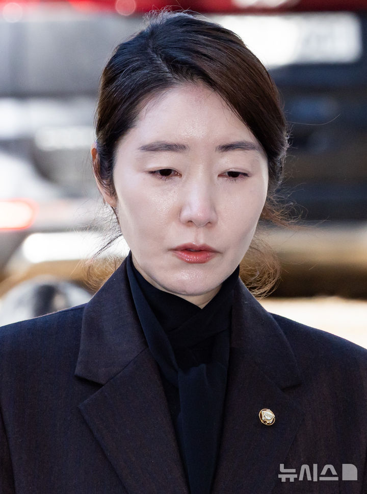 [서울=뉴시스] 황준선 기자 = 공천 헌금 1억 원을 수수한 혐의를 받는 강선우 무소속 의원이 3일 오후 서울 서초구 서울중앙지방법원에서 열린 구속 전 피의자 심문(영장실질심사)에 출석하며 입장을 밝히고 있다. 2026.03.03. hwang@newsis.com