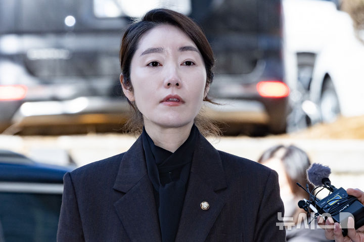 [서울=뉴시스] 황준선 기자 = 공천 헌금 1억 원을 수수한 혐의를 받는 강선우 무소속 의원이 3일 오후 서울 서초구 서울중앙지방법원에서 열린 구속 전 피의자 심문(영장실질심사)에 출석하고 있다. 2026.03.03. hwang@newsis.com