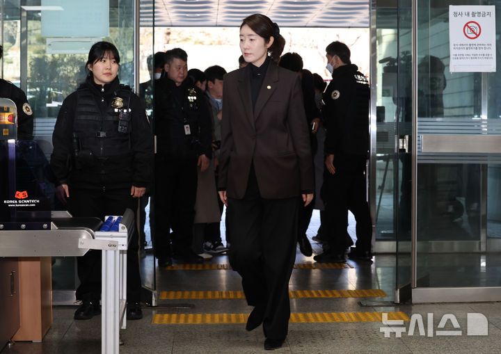 [서울=뉴시스] 조성우 기자 = 공천 헌금 1억 원을 수수한 혐의를 받는 강선우 무소속 의원이 3일 오후 서울 서초구 서울중앙지방법원에서 열린 구속 전 피의자 심문(영장실질심사)에 출석하고 있다. 2026.03.03. xconfind@newsis.com