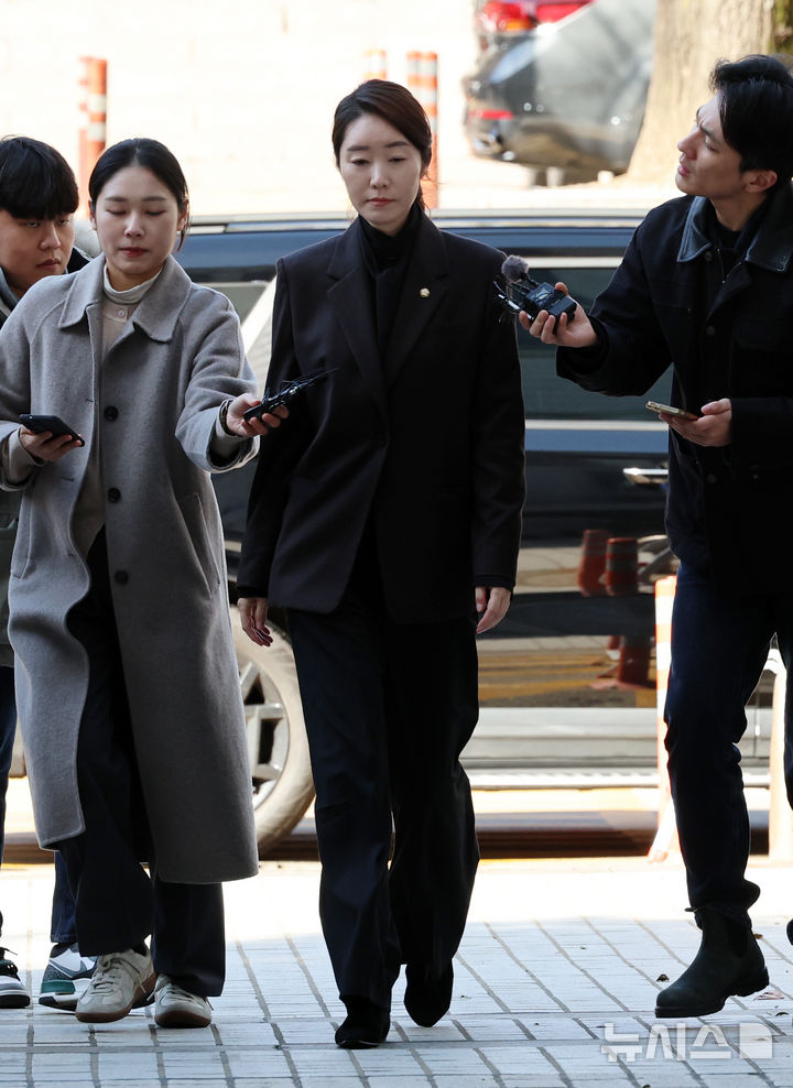 [서울=뉴시스] 조성우 기자 = 공천 헌금 1억 원을 수수한 혐의를 받는 강선우 무소속 의원이 3일 오후 서울 서초구 서울중앙지방법원에서 열린 구속 전 피의자 심문(영장실질심사)에 출석하고 있다. 2026.03.03. xconfind@newsis.com