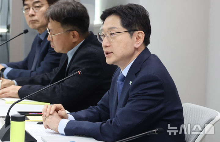 [서울=뉴시스] 추상철 기자 = 김경수 지방시대위원회 위원장이 3일 오후 서울 종로구 HJ 비즈니스센터 광화문에서 열린 지방시대위원회 민간위원 및 전문위 합동 워크숍에서 인사말을 하고 있다. 2026.03.03. scchoo@newsis.com