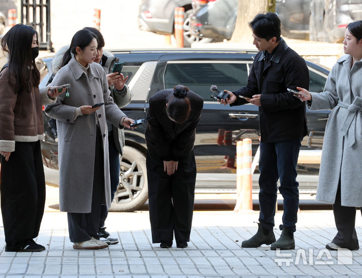 [서울=뉴시스] 조성우 기자 = 공천 헌금 1억 원을 수수한 혐의를 받는 강선우 무소속 의원이 3일 오후 서울 서초구 서울중앙지방법원에서 열린 구속 전 피의자 심문(영장실질심사)에 출석하며 고개를 숙이고 있다. 2026.03.03. xconfind@newsis.com