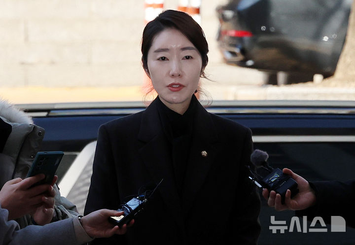 [서울=뉴시스] 조성우 기자 = 공천 헌금 1억 원을 수수한 혐의를 받는 강선우 무소속 의원이 3일 오후 서울 서초구 서울중앙지방법원에서 열린 구속 전 피의자 심문(영장실질심사)에 출석하며 발언하고 있다. 2026.03.03. xconfind@newsis.com