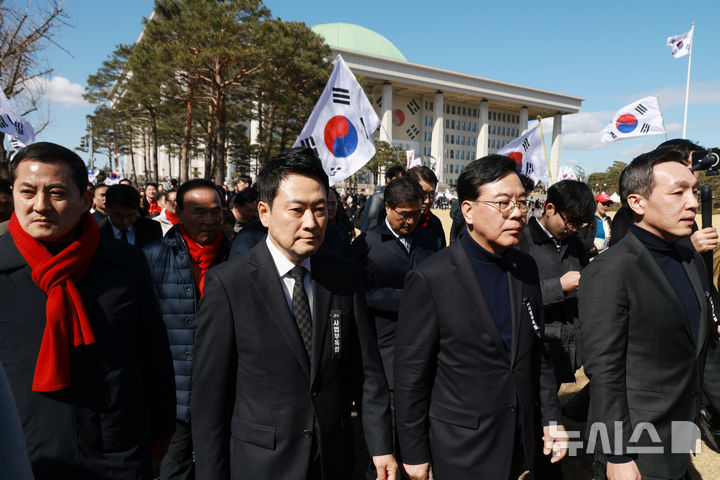 [서울=뉴시스] 고승민 기자 = 국민의힘 장동혁 대표와 송언석 원내대표 등 참가자들이 3일 서울 여의도 국회에서 열린 '자유민주헌정 수호 국민대장정 도보투쟁' 출정식을 마친 후 국회를 나서고 있다. 2026.03.03. kkssmm99@newsis.com
