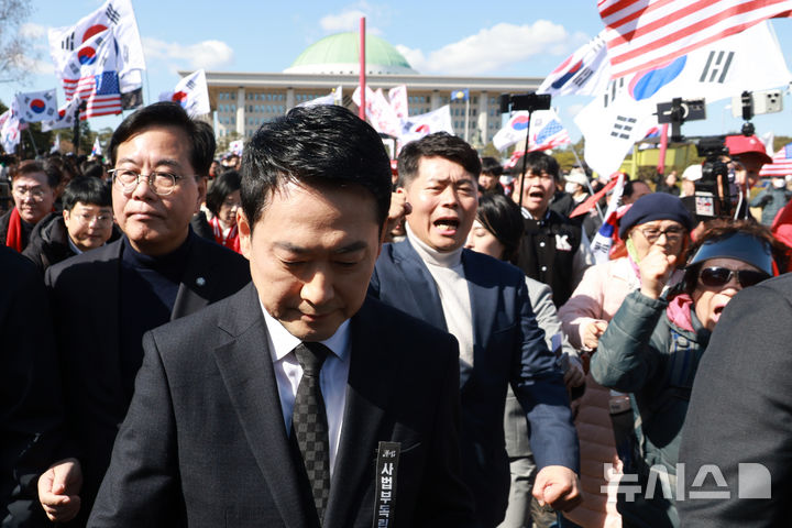 [서울=뉴시스] 고승민 기자 = 국민의힘 장동혁 대표와 송언석 원내대표 등 참가자들이 3일 서울 여의도 국회에서 열린 '자유민주헌정 수호 국민대장정 도보투쟁' 출정식을 마친 후 국회를 나서고 있다. 2026.03.03. kkssmm99@newsis.com