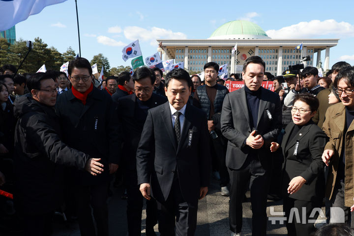 [서울=뉴시스] 고승민 기자 = 국민의힘 장동혁 대표와 송언석 원내대표 등 참가자들이 3일 서울 여의도 국회에서 열린 '자유민주헌정 수호 국민대장정 도보투쟁' 출정식을 마친 후 국회를 나서고 있다. 2026.03.03. kkssmm99@newsis.com