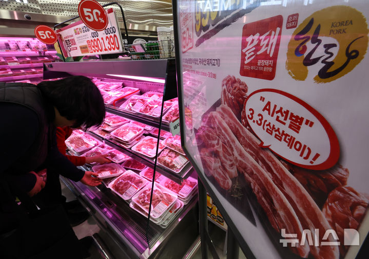 [서울=뉴시스] 최진석 기자 = 지난 3월 3일 서울 롯데마트 서울역점에서 고객들이 돼지고기를 고르고 있다. 2026.03.03. myjs@newsis.com