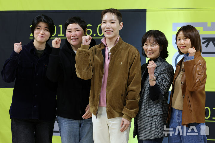 [서울=뉴시스] 박진희 기자 = 한국문화예술위원회 우수 신작 발굴 지원사업 ‘18회 공연예술창작산실 올해의신작’ 선정작 연극 '디사이딩 세트' 연출 강윤지(왼쪽부터), 연극 '해녀 연심' 연출 나옥희, 무용 'X' 예술감독·안무 배진호, 전통예술 '봄을 안고 온 아이' 연출 이인수, 무용 '성인물' 안무·공동연출 이가영이 3일 서울 종로구 예술가의집에서 한국문화예술위원회 지원사업인 '18회 공연예술창작산실 올해의신작' 기자간담회를 하고 있다. 2026.03.03. pak7130@newsis.com