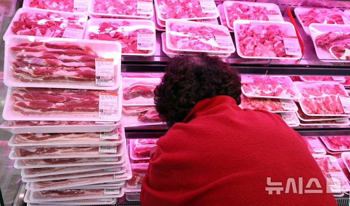 [서울=뉴시스] 최진석 기자 = 3일 서울 롯데마트 서울역점에서 고객이 돼지고기를 고르고 있다. 2026.03.03. myjs@newsis.com