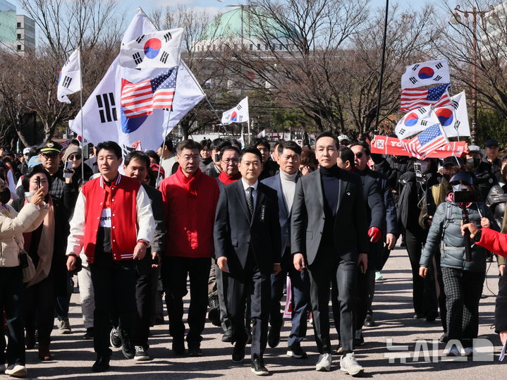 [서울=뉴시스] 김금보 기자 = 국민의힘 의원들이 3일 서울 여의도 국회에서 '자유민주헌정 수호 국민대장정 도보투쟁' 출정식을 마치고 청와대를 향해 행진을 하고 있다. 2026.03.03. kgb@newsis.com