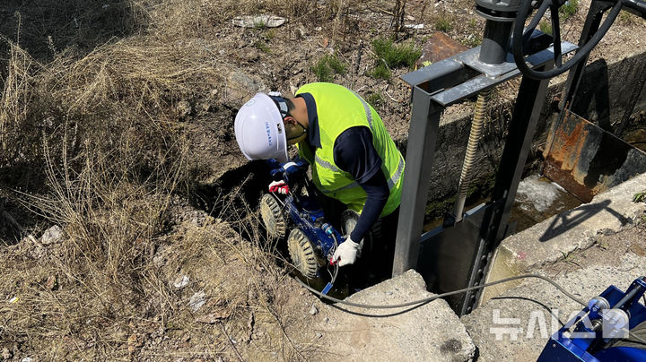 한국농어촌공사가 해빙기 안전사고 예방을 위해 4월10일까지 취약시설에 대한 집중 안전점검에 착수했다. (사진=농어촌공사 제공) photo@newsis.com *재판매 및 DB 금지