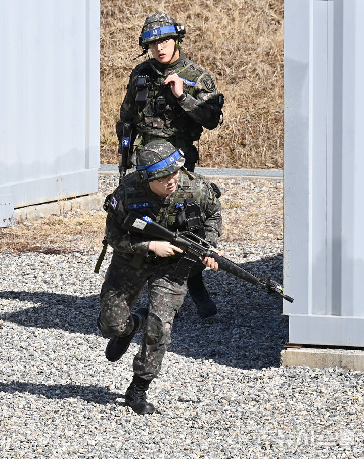 [평택=뉴시스] 김종택 기자 = 2026년 첫 예비군훈련이 실시된 3일 경기 평택시 육군 제51사단 평택·오산과학화 예비군훈련장에서 예비군들이 시가지 전투 훈련을 하고 있다. 2026.03.03. jtk@newsis.com