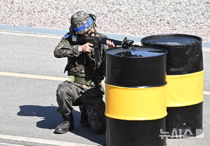 [평택=뉴시스] 김종택 기자 = 2026년 첫 예비군훈련이 실시된 3일 경기 평택시 육군 제51사단 평택·오산과학화 예비군훈련장에서 예비군들이 시가지 전투 훈련을 하고 있다. 2026.03.03. jtk@newsis.com