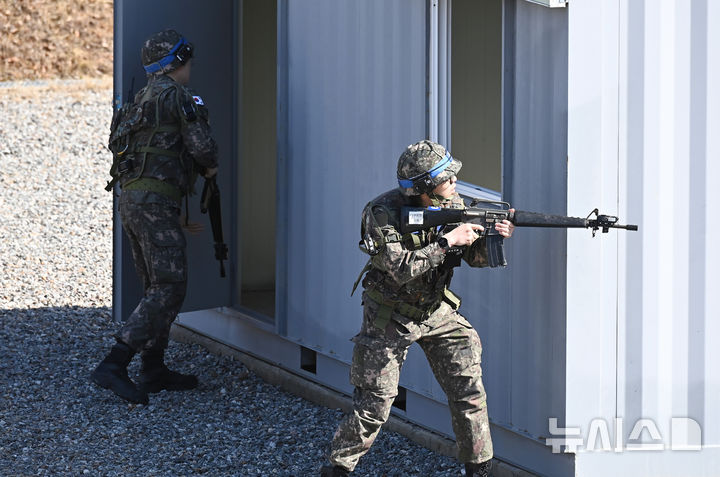 [평택=뉴시스] 김종택 기자 = 2026년 첫 예비군훈련이 실시된 3일 경기 평택시 육군 제51사단 평택·오산과학화 예비군훈련장에서 예비군들이 시가지 전투 훈련을 하고 있다. 2026.03.22. jtk@newsis.com *사진은 기사 내용과 관계 없음