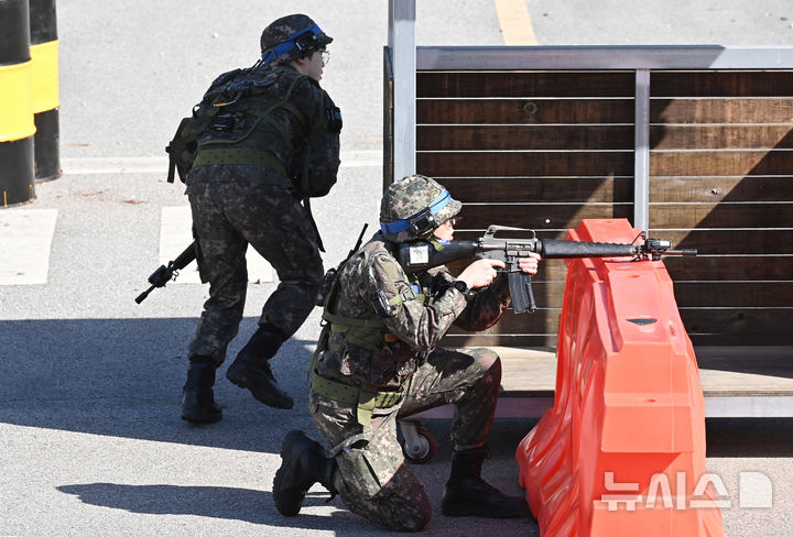 [평택=뉴시스] 김종택 기자 = 2026년 첫 예비군훈련이 실시된 3일 경기 평택시 육군 제51사단 평택·오산과학화 예비군훈련장에서 예비군들이 시가지 전투 훈련을 하고 있다. 2026.03.03. jtk@newsis.com