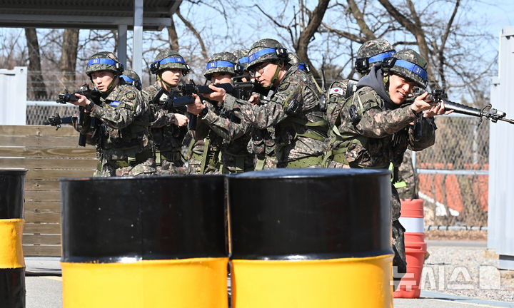 [평택=뉴시스] 김종택 기자 = 2026년 첫 예비군훈련이 실시된 3일 경기 평택시 육군 제51사단 평택·오산과학화 예비군훈련장에서 예비군들이 시가지 전투 훈련을 하고 있다. 2026.03.03. jtk@newsis.com