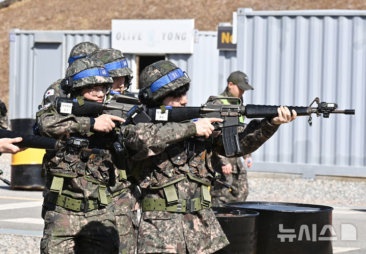 [평택=뉴시스] 김종택 기자 = 2026년 첫 예비군훈련이 실시된 3일 경기 평택시 육군 제51사단 평택·오산과학화 예비군훈련장에서 예비군들이 시가지 전투 훈련을 하고 있다. 2026.03.03. jtk@newsis.com