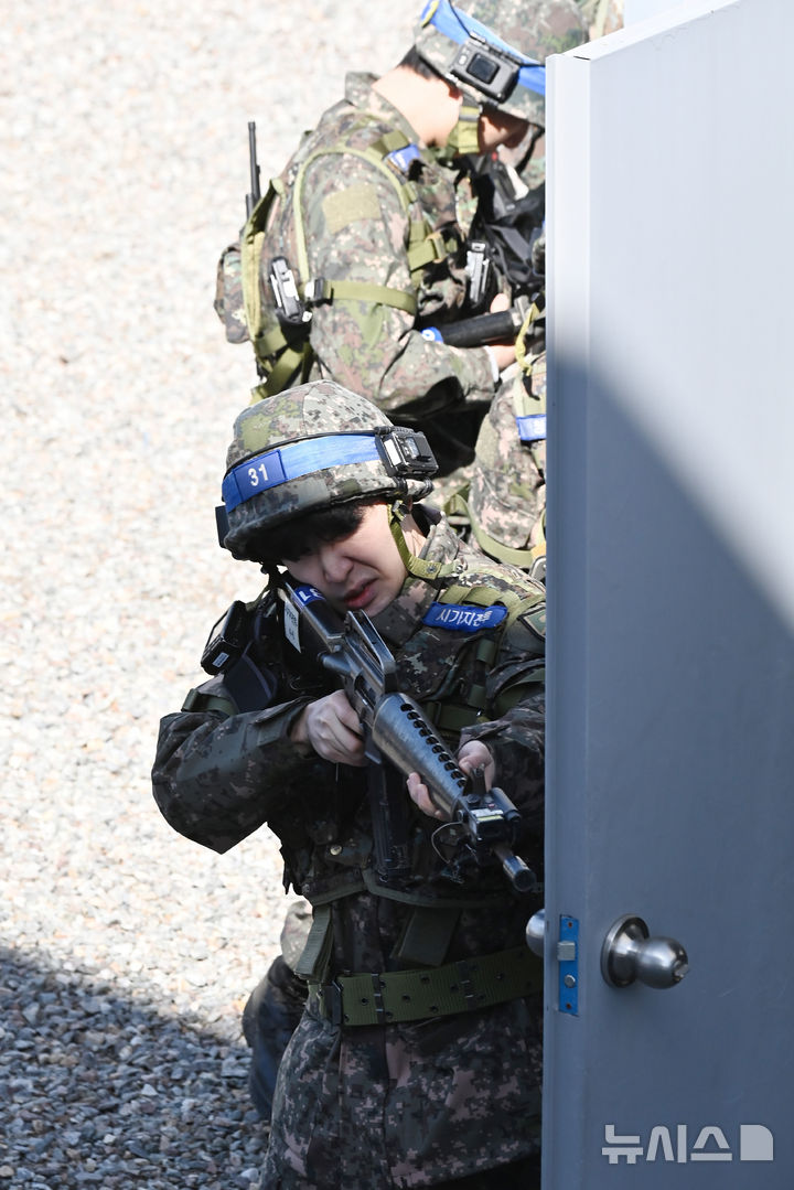 [평택=뉴시스] 김종택 기자 = 2026년 첫 예비군훈련이 실시된 3일 경기 평택시 육군 제51사단 평택·오산과학화 예비군훈련장에서 예비군들이 시가지 전투 훈련을 하고 있다. 2026.03.03. jtk@newsis.com