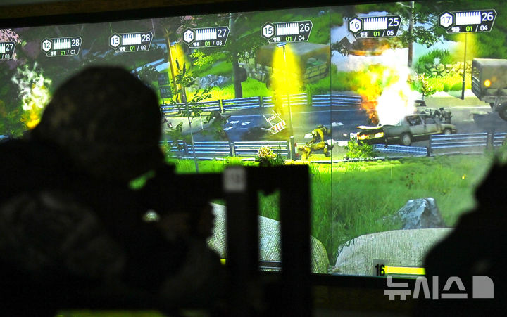 [평택=뉴시스] 김종택 기자 = 2026년 첫 예비군훈련이 실시된 3일 경기 평택시 육군 제51사단 평택·오산과학화 예비군훈련장에서 예비군들이 영상모의 사격 훈련을 하고 있다. 2026.03.03. jtk@newsis.com