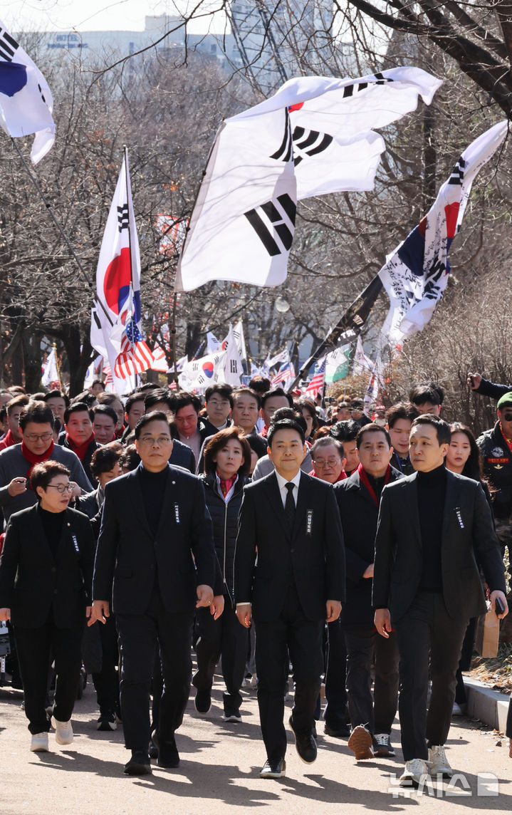 [서울=뉴시스] 김금보 기자 = 국민의힘 의원들이 3일 서울 여의도 국회에서 '자유민주헌정 수호 국민대장정 도보투쟁' 출정식을 마친 후 청와대를 향해 행진을 하고 있다. 2026.03.03. kgb@newsis.com