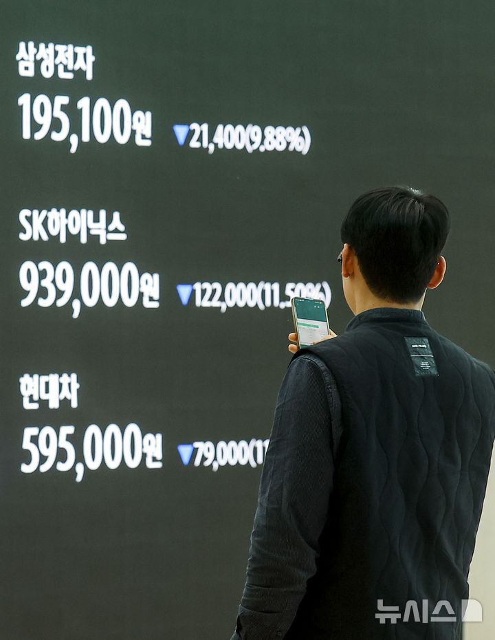 [서울=뉴시스] 정병혁 기자 = 3일 서울 중구 하나은행 딜링룸 전광판에 코스피 등 증시 종가가 나타나있다.이날 코스피는 전 거래일(6244.13)보다 452.22포인트(7.24%) 하락한 5791.91에, 코스닥 지수는 전 거래일(1192.78)보다 55.08포인트(4.62%) 내린 1137.70에 마쳤다.삼성전자는 전날보다 2만1400원 내린 19만5100원에, SK하이닉스는 12만2000원 내린 93만9000원에 거래를 마쳤다. 2026.03.03. jhope@newsis.com