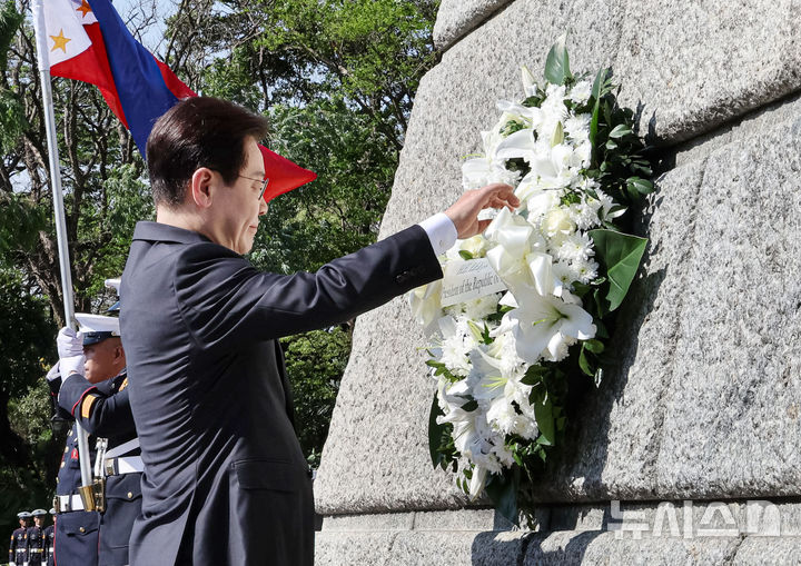 [마닐라=뉴시스] 최동준 기자 = 필리핀을 국빈 방문 중인 이재명 대통령이 3일(현지 시간) 마닐라에 위치한 필리핀의 대표적인 독립운동가인 호세 리잘 기념비를 방문해 헌화하고 있다. 2026.03.03. photocdj@newsis.com