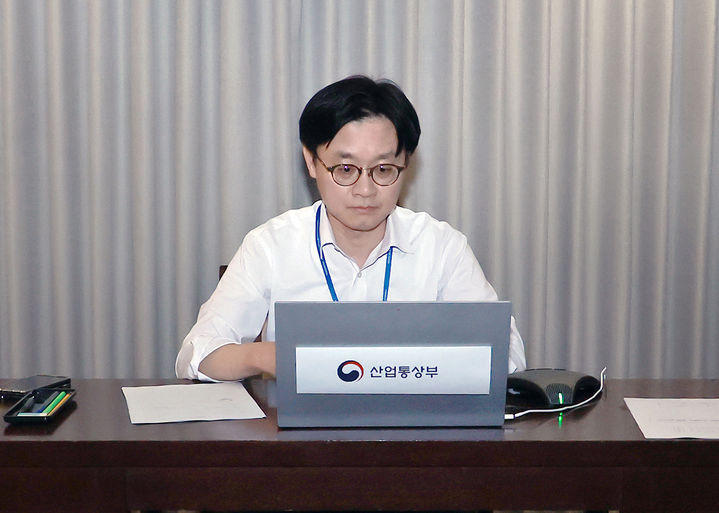 [서울=뉴시스] 김정관 산업통상부 장관이 3일(현지 시간) 필리핀 더 마닐라호텔에서 화상으로 '제3차 중동상황 실물경제 점검회의'를 주재하고 있다. (사진=산업통상부 제공) 2026.03.03. photo@newsis.com *재판매 및 DB 금지