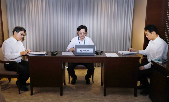 [서울=뉴시스] 김정관 산업통상부 장관이 3일(현지 시간) 필리핀 더 마닐라호텔에서 화상으로 '제3차 중동상황 실물경제 점검회의'를 주재하고 있다. (사진=산업통상부 제공) 2026.03.03. photo@newsis.com *재판매 및 DB 금지