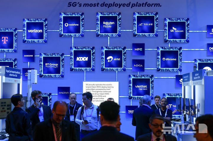 [바르셀로나=뉴시스] 사진공동취재단 = 3일(현지 시간) 스페인 바르셀로나 피라 그란 비아 전시장에서 열린 '모바일 월드 콩그레스(MWC)2026' 인텔 부스에 주요 5G 플랫폼이 전시돼 있다. 2026.03.03. photo@newsis.com