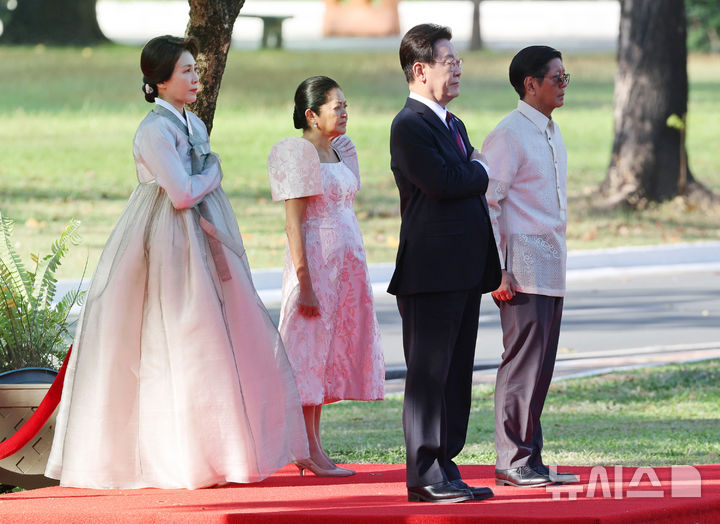 [마닐라=뉴시스] 최동준 기자 = 필리핀을 국빈 방문 중인 이재명 대통령과 김혜경 여사가 3일(현지 시간) 마닐라 말라카냥 궁에서 열린 공식 환영식에서 국민의례를 하고 있다. 2026.03.03. photocdj@newsis.com