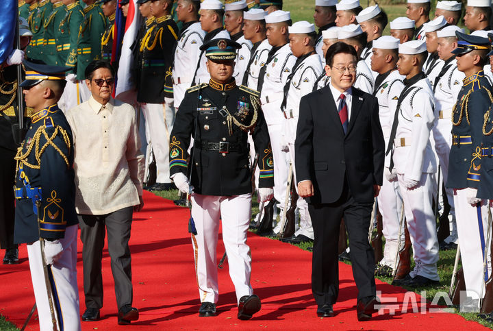 [마닐라=뉴시스] 최동준 기자 = 필리핀을 국빈 방문 중인 이재명 대통령이 3일(현지 시간) 마닐라 말라카냥 궁에서 열린 공식 환영식에서 페르디난드 마르코스 주니어 대통령과 의장대를 사열하고 있다. 2026.03.03. photocdj@newsis.com