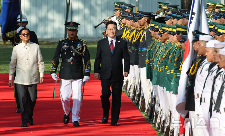 [마닐라=뉴시스] 최동준 기자 = 필리핀을 국빈 방문 중인 이재명 대통령이 3일(현지 시간) 마닐라 말라카냥 궁에서 열린 공식 환영식에서 페르디난드 마르코스 주니어 대통령과 의장대를 사열하고 있다. 2026.03.03. photocdj@newsis.com