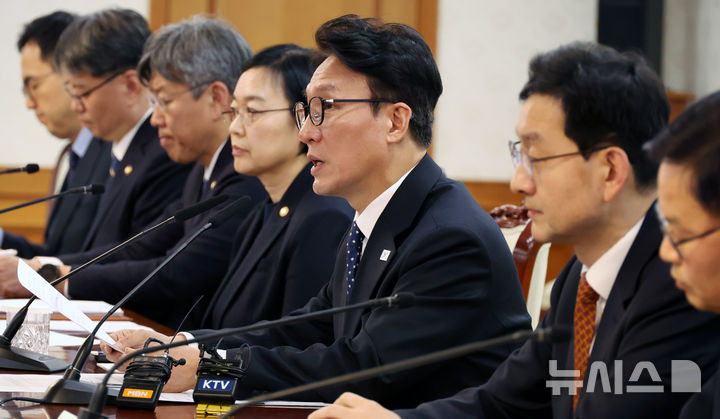 [서울=뉴시스] 추상철 기자 = 김민석 국무총리가 지난 3일 오후 서울 종로구 정부서울청사에서 열린 중동 상황점검 관련 긴급 관계부처회의를 주재하고 있다. 2026.03.04. scchoo@newsis.com