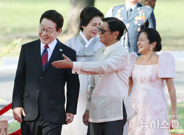 [마닐라=뉴시스] 최동준 기자 = 필리핀을 국빈 방문 중인 이재명 대통령과 김혜경 여사가 3일(현지 시간) 마닐라 말라카냥 궁에서 열린 공식 환영식에서 페르디난드 마르코스 주니어 대통령, 부인 루이즈 아라네타 마르코스 여사의 환영을 받고 있다. 2026.03.03. photocdj@newsis.com