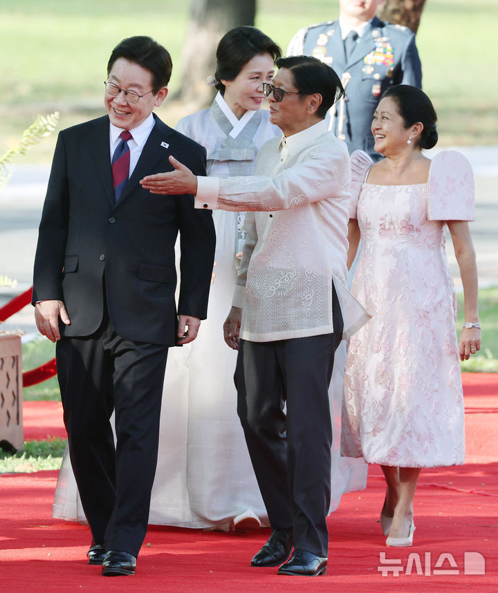 [마닐라=뉴시스] 최동준 기자 = 필리핀을 국빈 방문 중인 이재명 대통령과 김혜경 여사가 3일(현지 시간) 마닐라 말라카냥 궁에서 열린 공식 환영식에서 페르디난드 마르코스 주니어 대통령, 부인 루이즈 아라네타 마르코스 여사의 환영을 받고 있다. 2026.03.03. photocdj@newsis.com